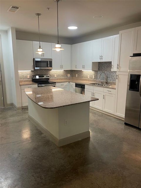 Photo of 908 N Bishop Avenue #2-104, Dallas, TX 75208 (MLS # 21393669)