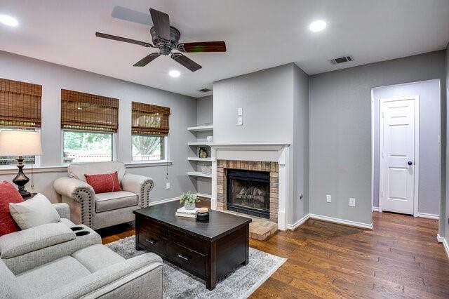 807 Rolling View Court