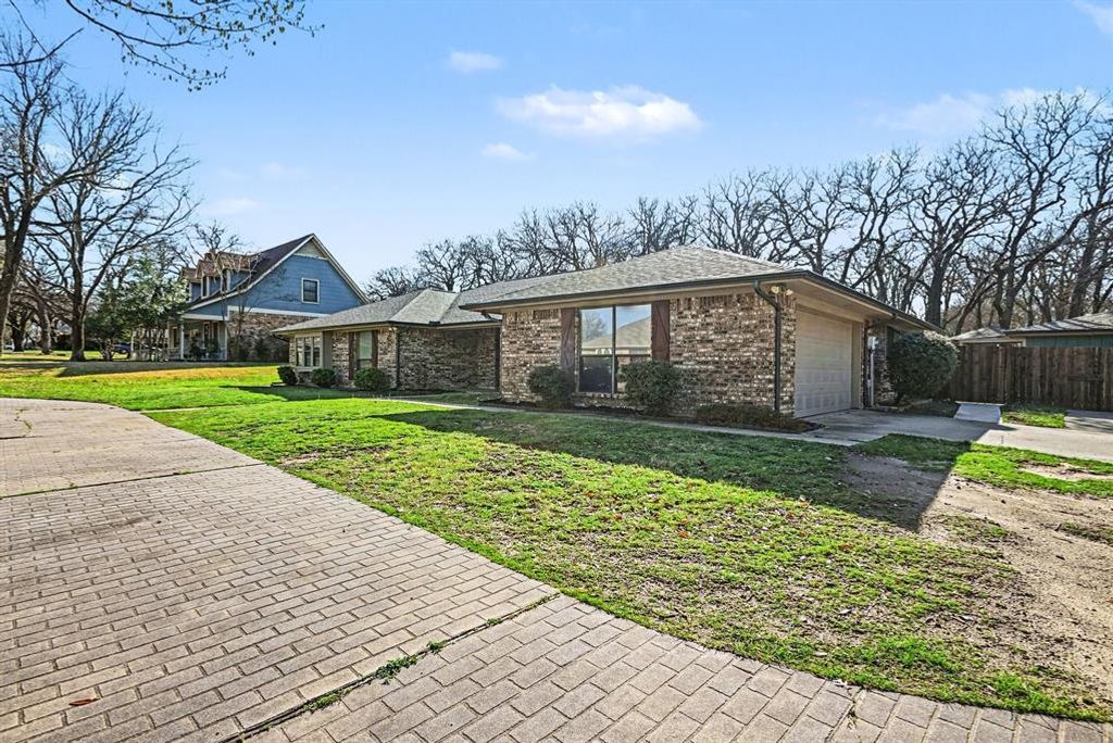 Photo of 2210 Highlake Drive, Weatherford, TX 76087 (MLS # 21160982)