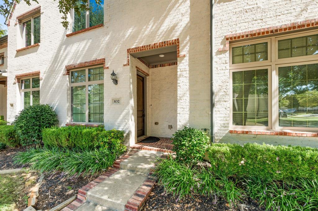 832 Lake Vista Place