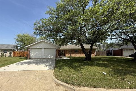 Photo of 7905 Birchwood Dr, North Richland Hills, TX 76180 (MLS # 21239355)