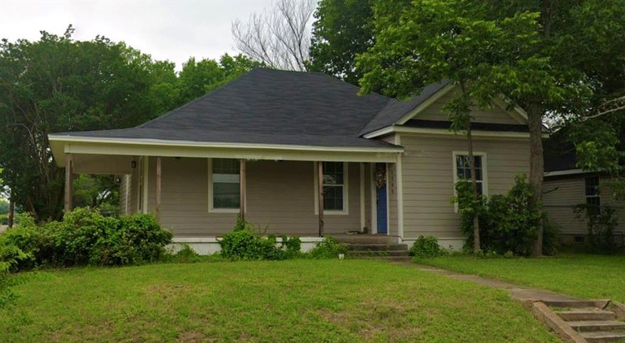 FREE RENT! Ask for details! Old world charm with modern updates! Oversized corner lot with wrap around porch! 3 bedrooms, 2 bathrooms, fenced yard and oversized utility. Gorgeous original hardwood floors in main living and bedrooms. Original built ins and arched doorways in living and dining areas. Reclaimed wood cabinets, granite countertops and tons of storage in the kitchen. Good size bedrooms and closets. Fully remodeled bathrooms with plenty of room. Centrally located in Waco with easy access to the Magnolia Silos, Cameron Park Zoo, Cameron Park, Baylor and all that our amazing downtown has to offer!