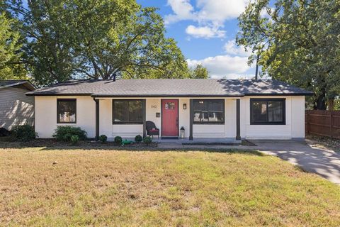 Photo of 1142 Anderson Street, Irving, TX 75062 (MLS # 21094382)