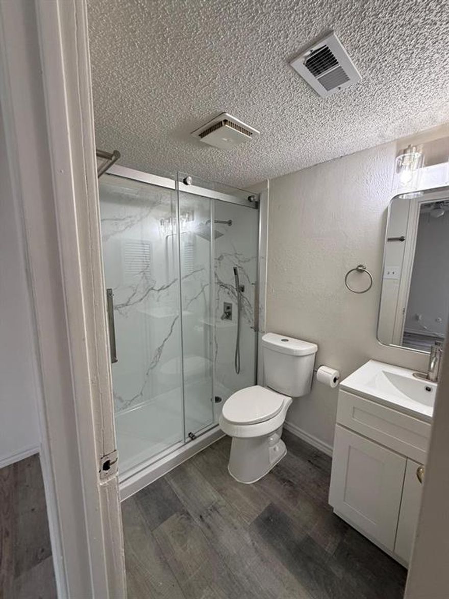 Full renovated apartment ready for move in. Excellent location, supermarket walking distance, and convenient stores, close to Dallas College and more.