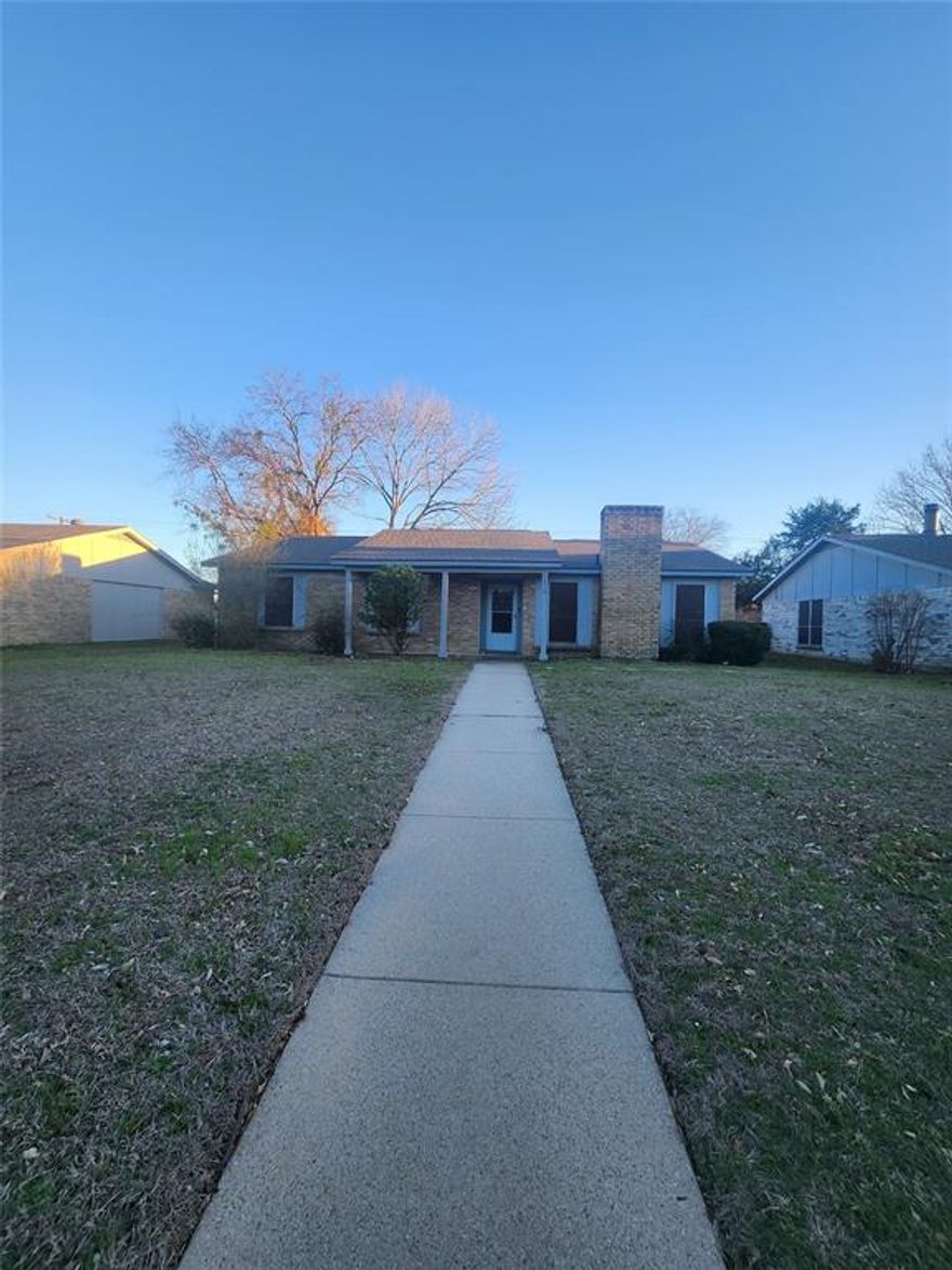 Welcome to your new home! This charming 3-bedroom, 2-bathroom home with a 1-car garage is nestled in an established neighborhood and offers the perfect balance of comfort and convenience. Located close to shopping, dining, schools, and major highways, you’ll enjoy being just minutes from everything you need.

Inside, the home features a freshly painted interior, updated fixtures, and a clean, inviting atmosphere that creates a warm, homey feel. The open layout makes it perfect for family living and entertaining.

Step outside to a fenced backyard that’s ideal for kids, pets, and outdoor gatherings. The property also includes an alleyway with rear parking for added convenience.

This is a great family home and is available for immediate move-in.

?? Don’t miss your chance—schedule a showing today!