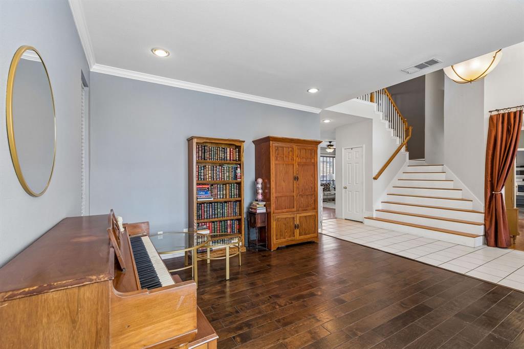 405 Stoneleigh Circle