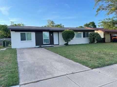 Photo of 1605 Hawthorne Lane, Plano, TX 75074 (MLS # 21331336)
