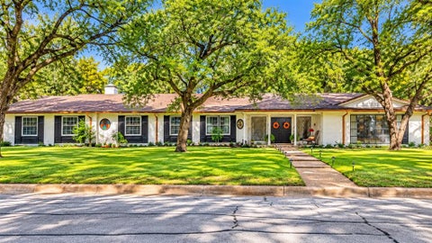 Photo of 1650 Azteca Drive, Fort Worth, TX 76112 (MLS # 21408305)