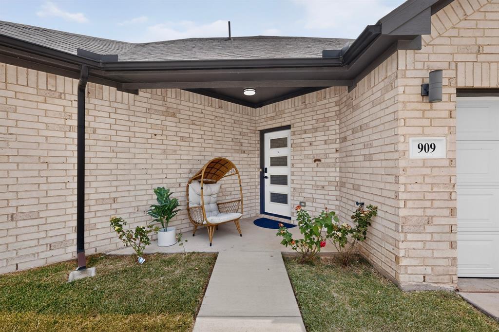 909 Marcellus Court
