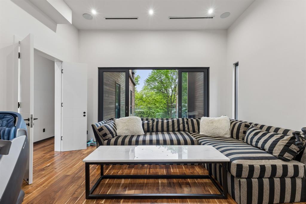 LAKE CREST - Residential