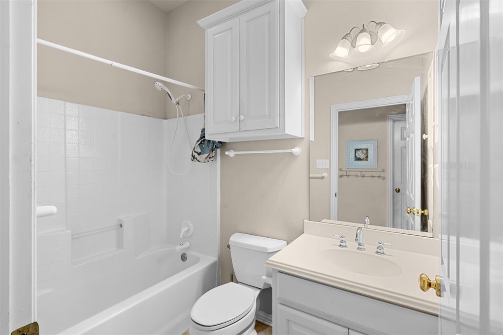 Emerald Sound At Lake Lewisvil - Residential