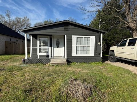 Photo of 813 S Smith Street, Ennis, TX 75119 (MLS # 21234489)