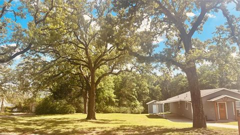 938 Amsden Street Denison TX 75020