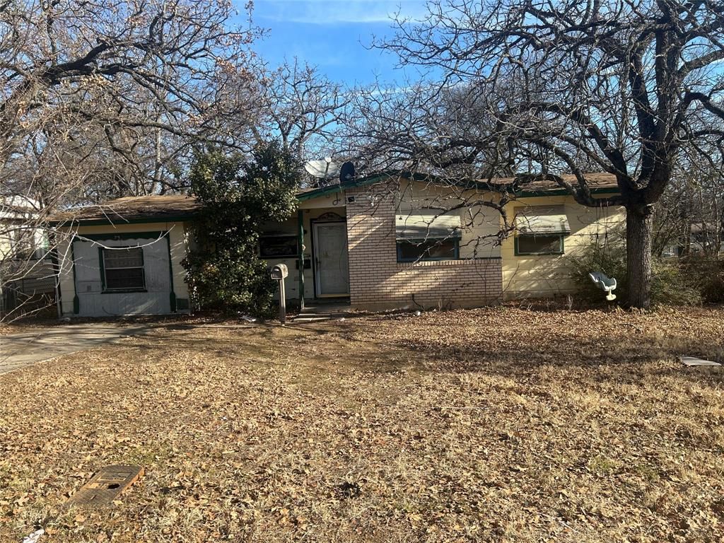 Photo of 6329 Ava Court Drive, Fort Worth, TX 76112 (MLS # 21183004)