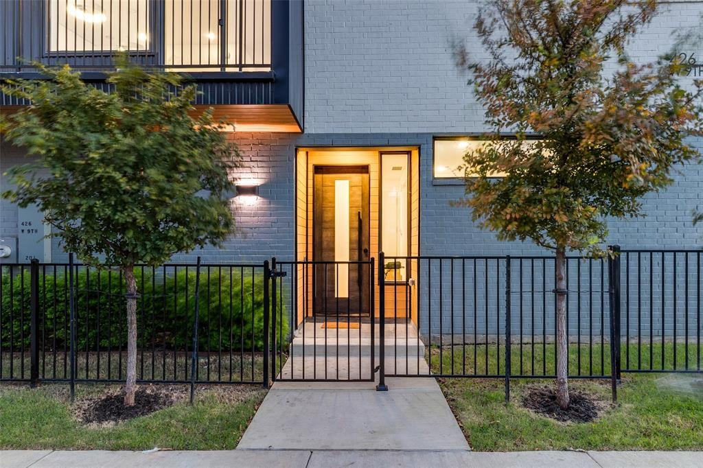 426 W 9th Street 105