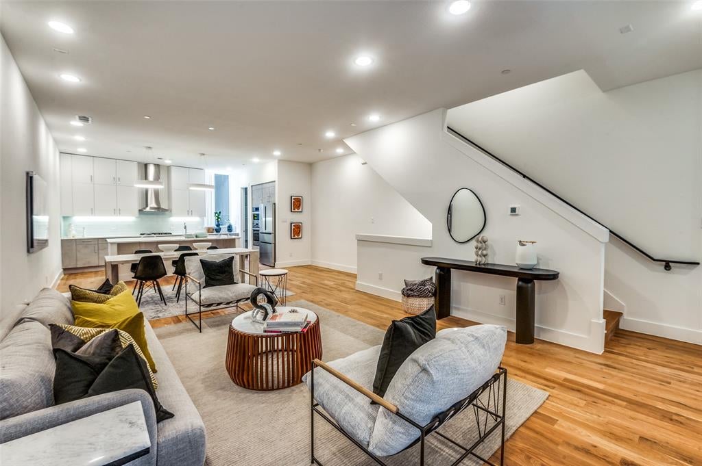 426 W 9th Street 105