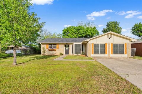 Photo of 904 Kent Drive, Gainesville, TX 76240 (MLS # 21236960)