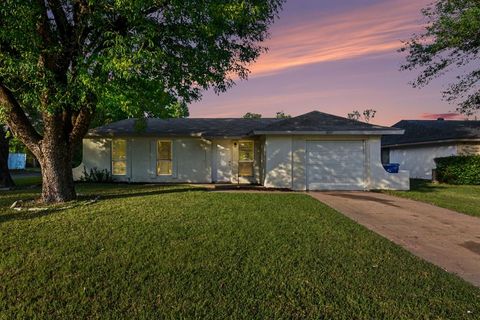 Photo of 1601 Meridian Way, Garland, TX 75040 (MLS # 21247275)
