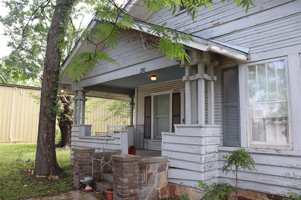210 E Roberts Street