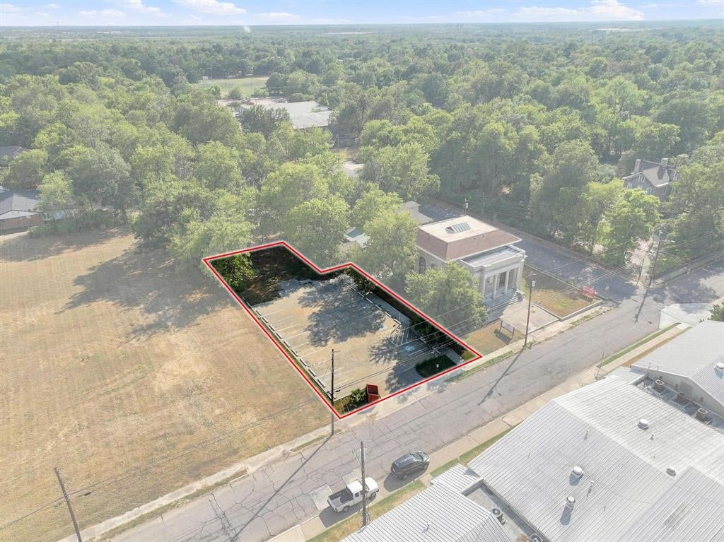 Photo of 339 W Kaufman Street, Paris, TX 75460 (MLS # 21388604)