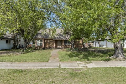 Photo of 1825 Castle Drive, Garland, TX 75040 (MLS # 21221189)