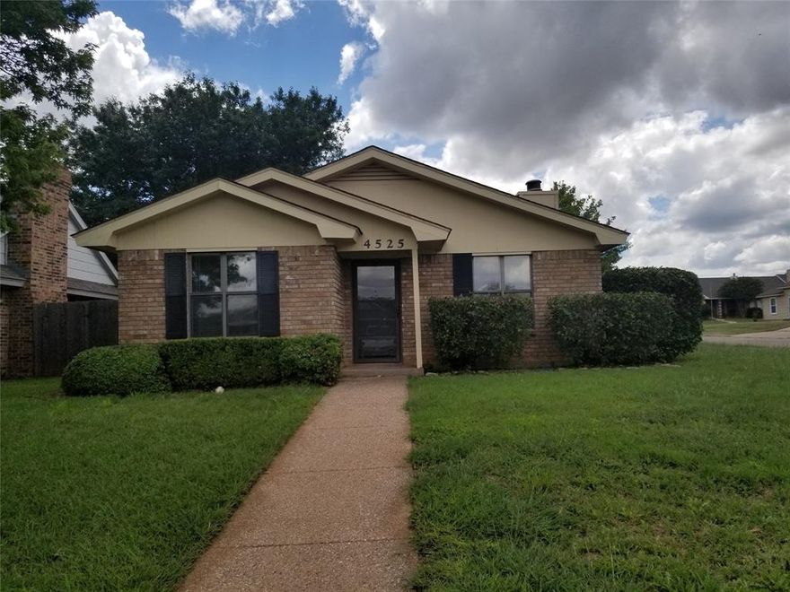 Super Cute 3 Bedroom, 1 Bathroom home in the Wylie West school district. Large front yard !!!
Owner must approve all pets
Requires tenant enrollment to the Tenant Benefit Package through Gerard Real Estate. Ask us for details. $39.00 a month.