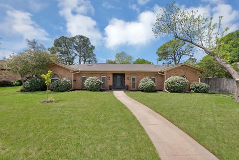 Photo of 1500 Wagon Wheel Trail, Pantego, TX 76013 (MLS # 21233542)