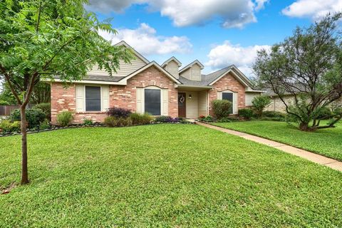 Photo of 445 Trail View Lane, Garland, TX 75043 (MLS # 21244274)