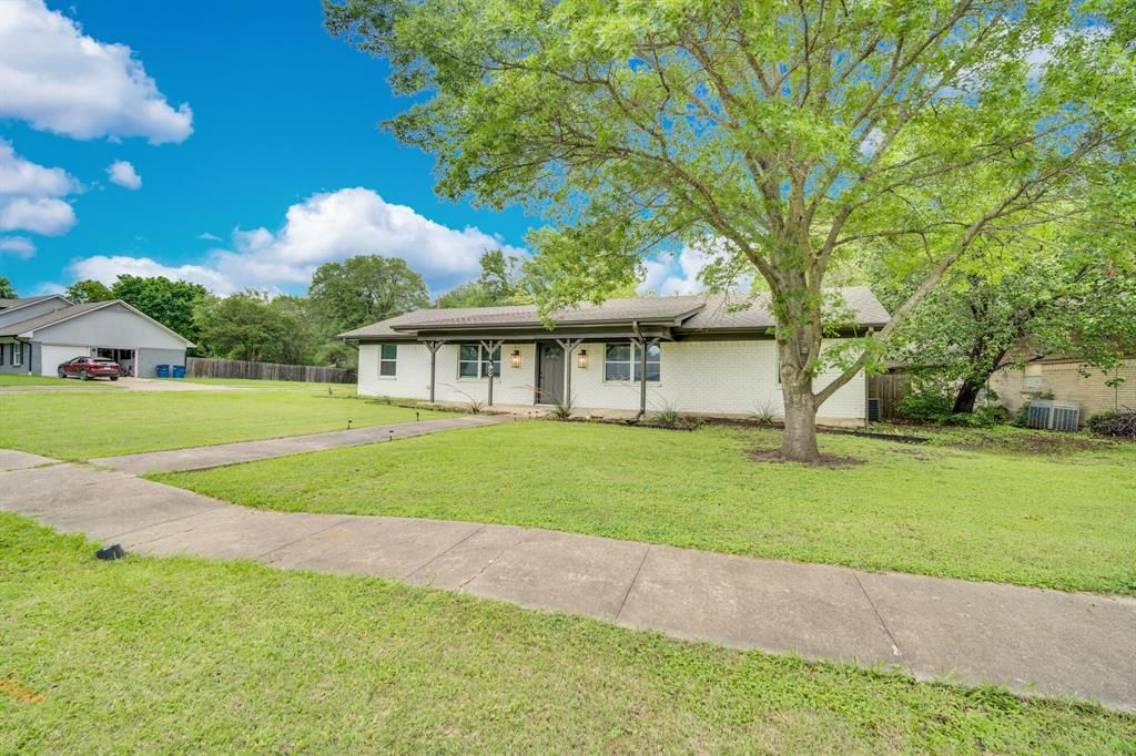 Photo of 1104 Williamsburg Drive, Ennis, TX 75119 (MLS # 21250973)