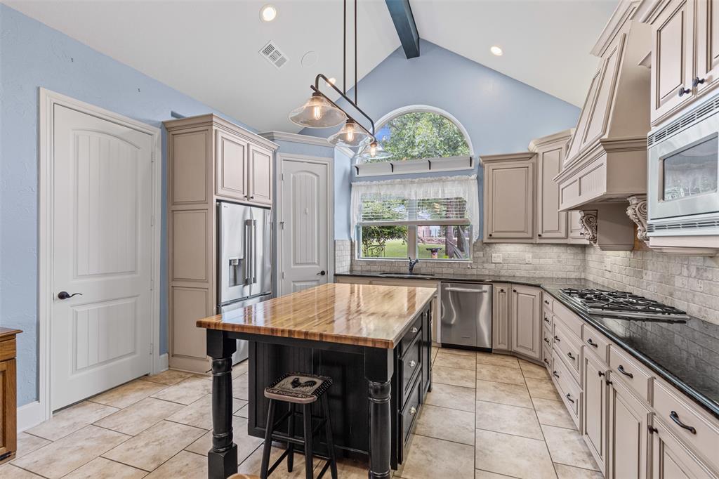 Burleson, Texas 76028, United States, 4 Bedrooms Bedrooms, ,4 BathroomsBathrooms,Residential,Pending,149665