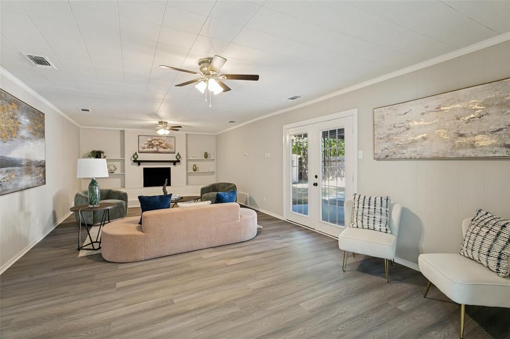 725 Hawthorne Lane