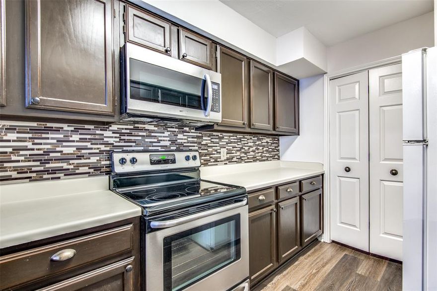 Welcome to wonderful, quaint Quorum View! What a great location and recent updates! Freshly painted. Laminate flooring throughout. Stylish backsplash. Also updated recently is the entire HVAC system, water heater, microwave and garbage disposal - they've all been replaced within the past 5 years! Their is a community pool to enjoy during the hot Summer months. Can't beat this location! Quickly get to President George Bush Turnpike, the Dallas North Tollway, I-635 and I-35. Right in the middle of everything! Head to Addison for great dining and ample opportunity for leisure. DFW Airport is only 20 minutes away. You will be happy to call this your home! Hurry, as this one won't last!