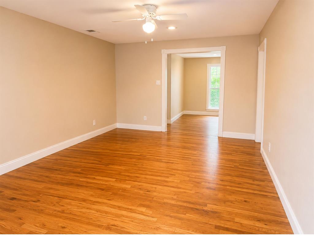411 W College Street - Photo 2