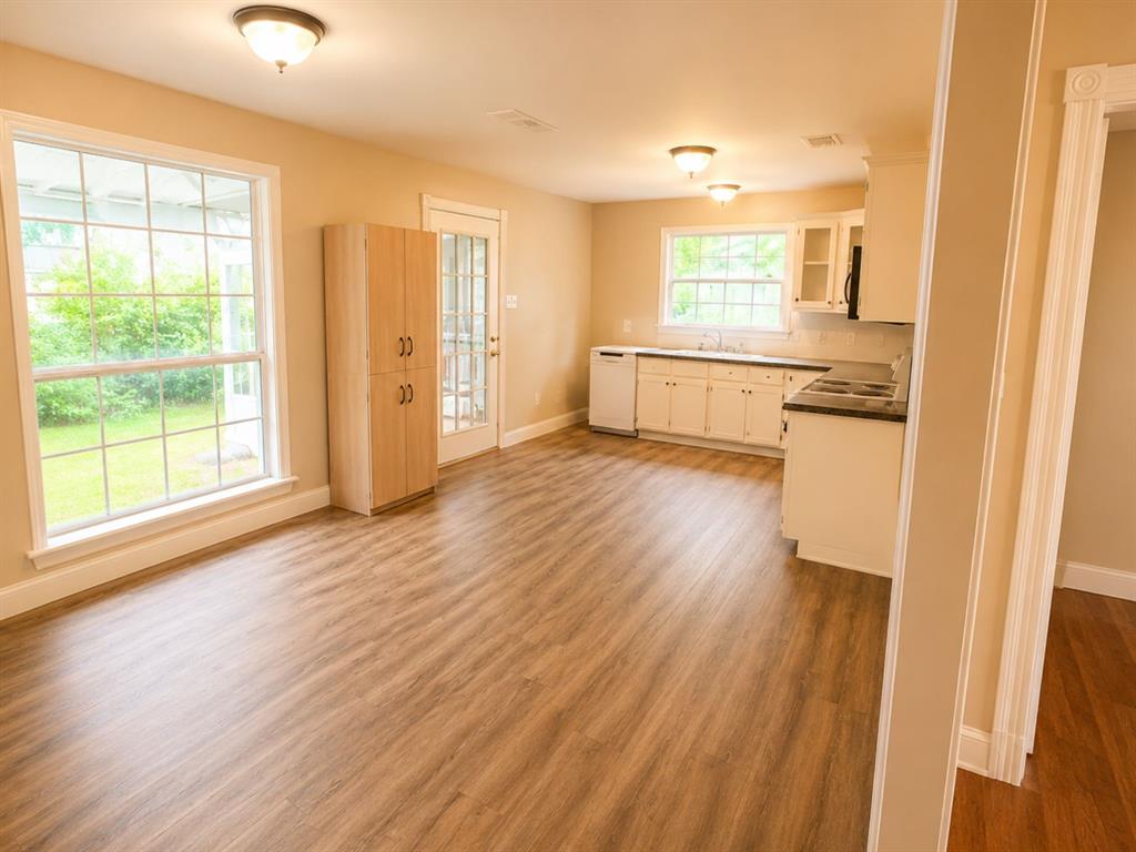 411 W College Street - Photo 3