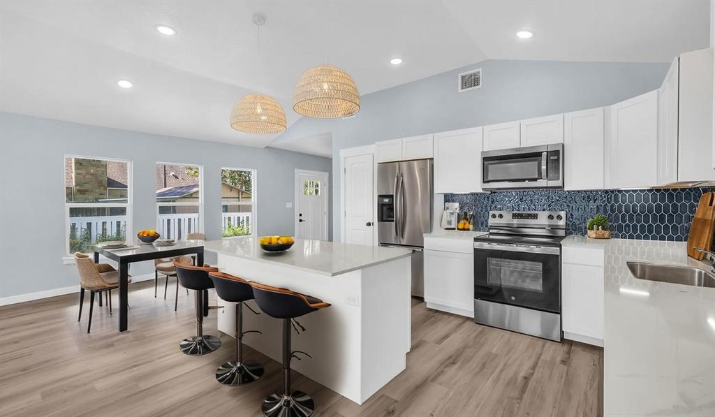 712 W Lake Drive