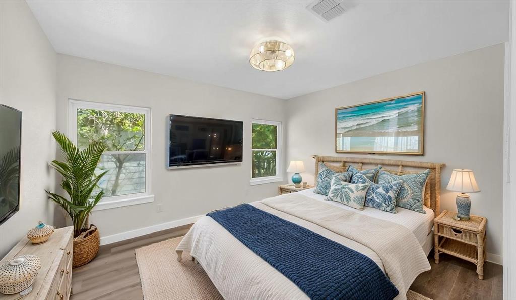 712 W Lake Drive