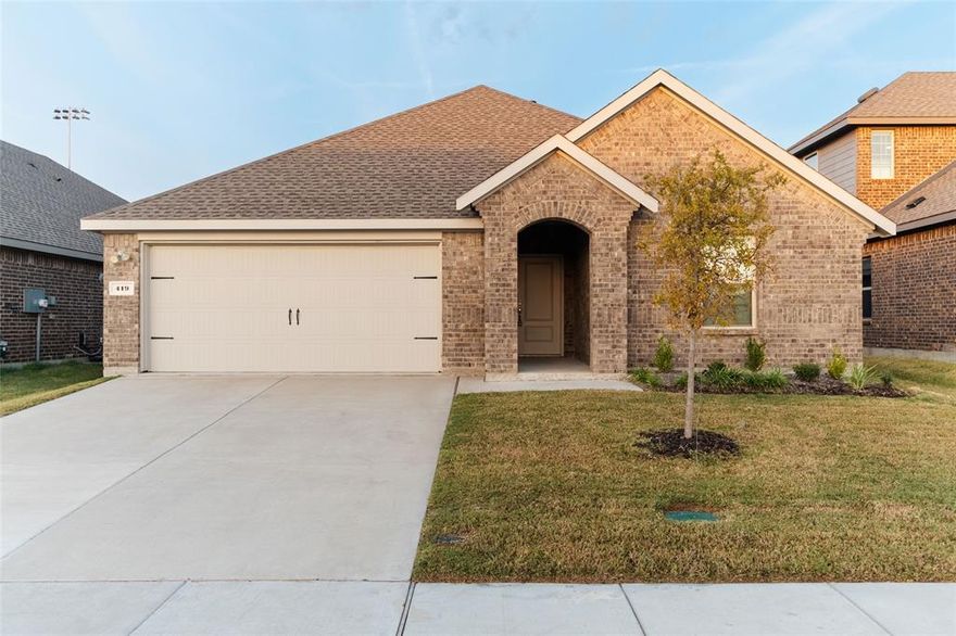 Move-in ready 4-bed, 2-bath single story with an open floor plan and modern finishes! Features include granite countertops, stainless steel appliances, and a spacious primary suite with a walk-in shower and large closet. Covered patio and private yard perfect for entertaining. Home includes washer, dryer, refrigerator, lawn mower, and sofa in the living room. Located in Rockwall ISD with access to pool, clubhouse, and trails — close to shopping, dining, and major highways!