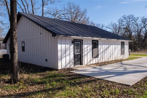 A home in Mabank