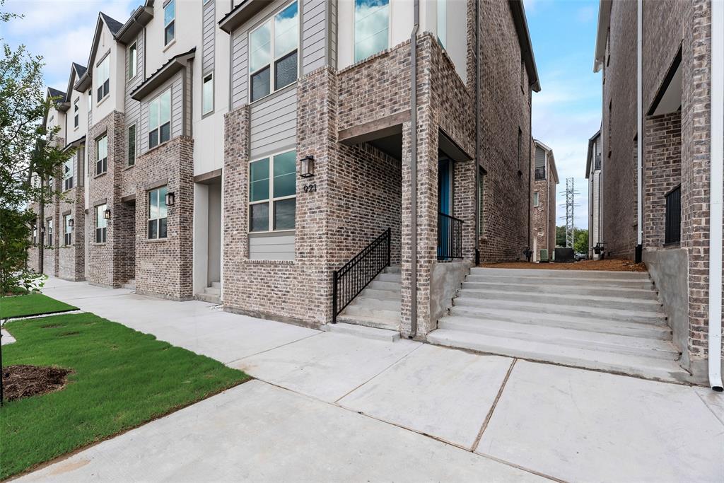 921 Heights Way