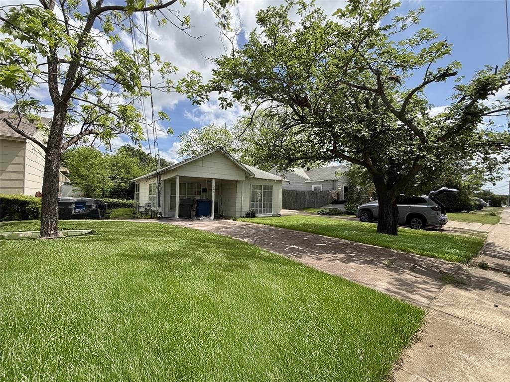 Photo of 3206 N Jim Miller Road, Dallas, TX 75227 (MLS # 21236777)