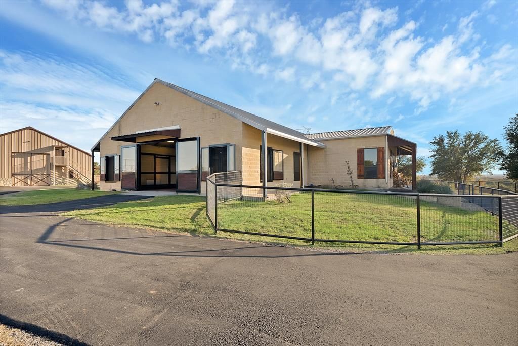 Photo of 221 Silver Spur Dr, Weatherford, TX 76087 (MLS # 21163021)