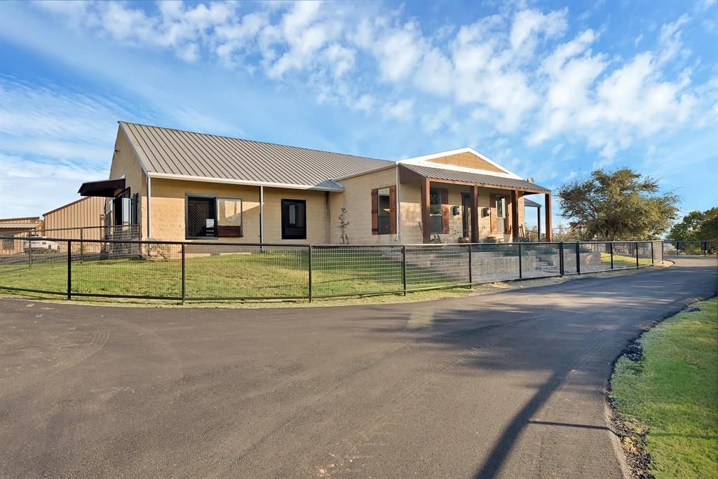 Photo of 221 Silver Spur Dr, Weatherford, TX 76087 (MLS # 21163021)