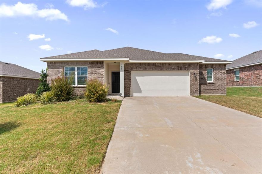 GREAT LOCATION!! BRICK ON ALL 4 SIDES. Close to Dallas Zoo, Clyde Warren Park, and the Dallas Aquarium, this beautifully maintained home in Stone creek is exactly what you need. This energy-efficient home has an open concept floor plan, with a spacious living area and updated kitchen appliances. This home is zoned to the prestigious Red Oak ISD and as a resident of Stone creek, you have access to several on-site amenities.
