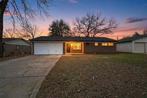 Photo of 2213 Pontiac Drive, Arlington, TX 76013 (MLS # 21141316)