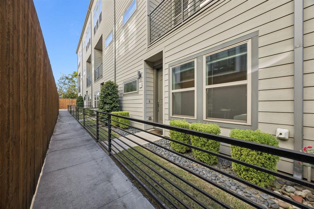 4222 Roseland Bldg 4226 - Residential