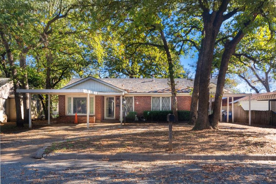 This stunning mid-century modern ranch-style home located in River Oaks.  This home offers a beautiful blend of timeless design with modern comfort. Enjoy the spacious living area that creates a warm and inviting atmosphere from the moment you walk in.  Well maintained bedrooms and updated finishes, this home offers both style and function. With its classic mid-century character and unmatched location, this property is a rare find and an exceptional opportunity.