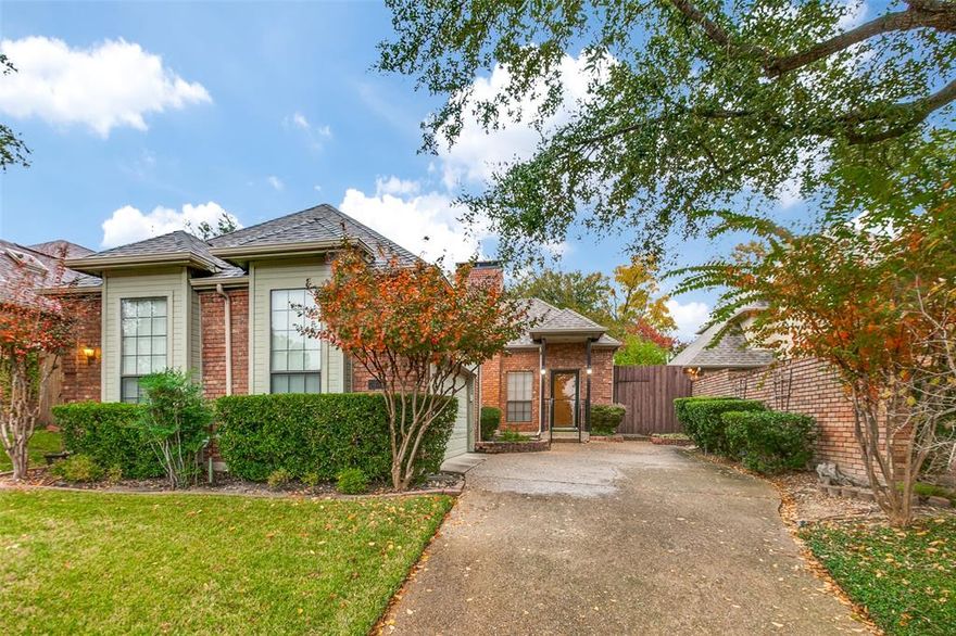 Adorable one-story zero lot in SpringPark!  RISD  HOA includes 10 tennis courts, clubhouse with a very active community, Pool, park, small lakes.
Minimum maintenance with patio and artificial turf in the pretty outdoor living area.