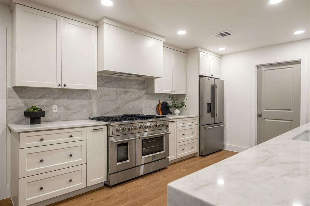 6214 Glennox Lane
