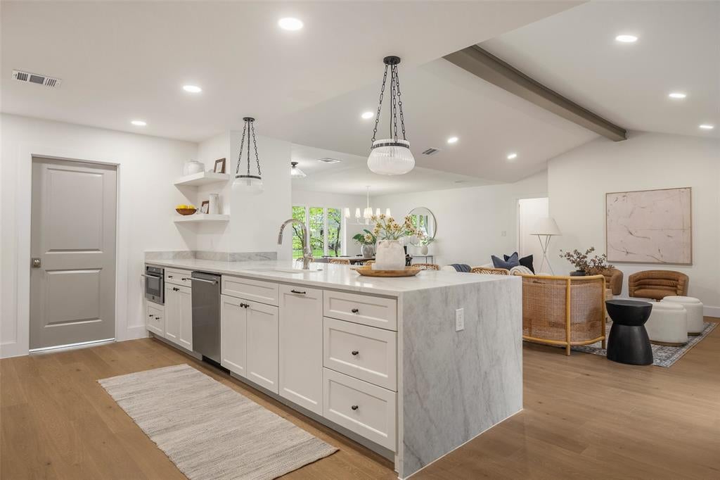 6214 Glennox Lane