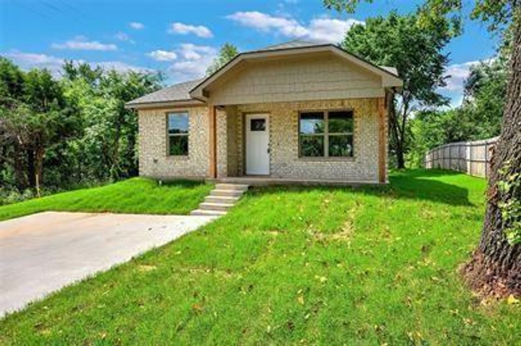 Photo of 1100 W Day Street, Denison, TX 75020 (MLS # 21194256)